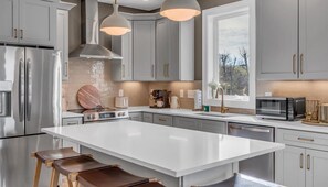 Fridge, microwave, oven, stovetop - The Modern Honkey: Rooftop Hot Tub | Sleeps 12! (Nashville)
