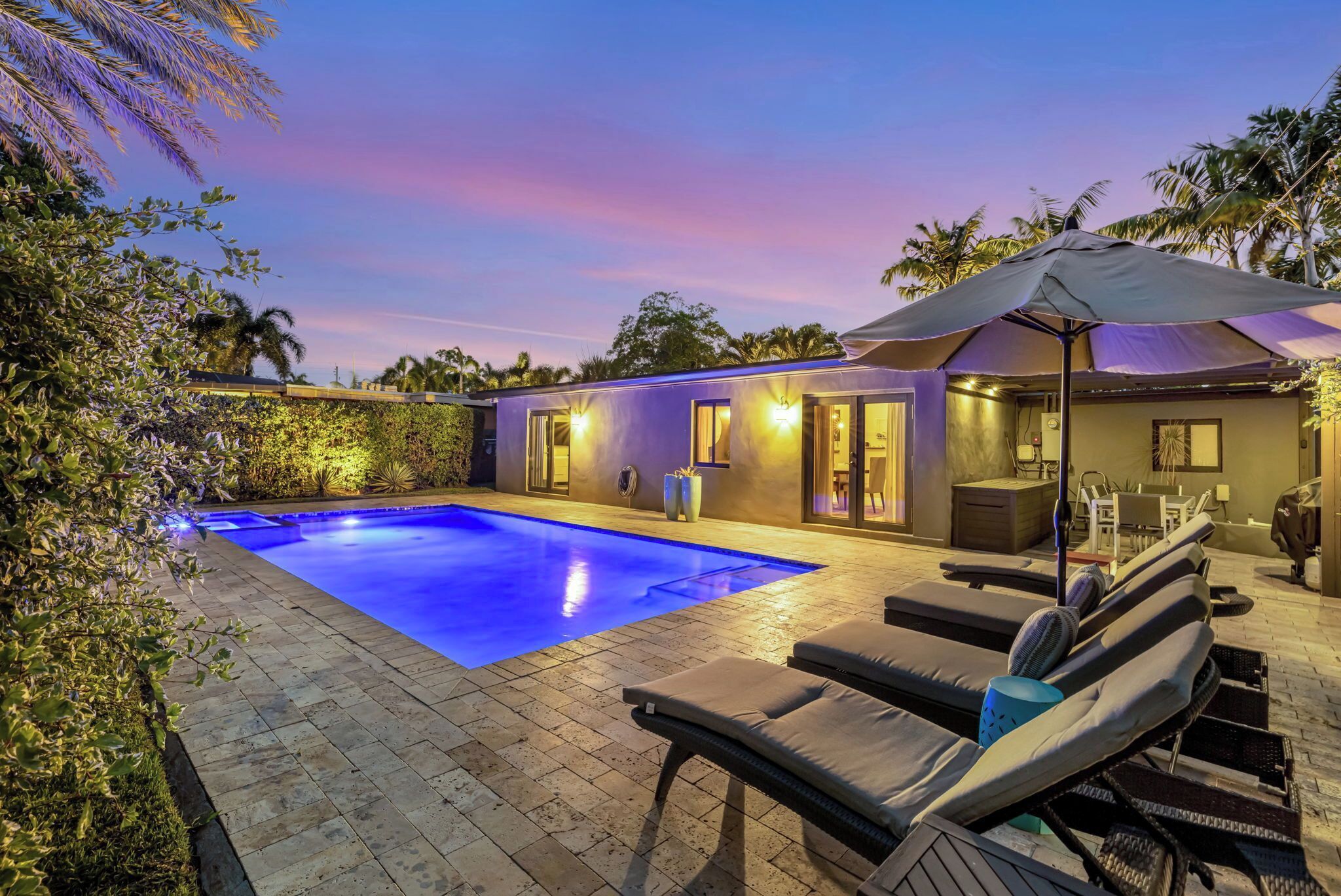 Utendørsbasseng og et oppvarmet basseng