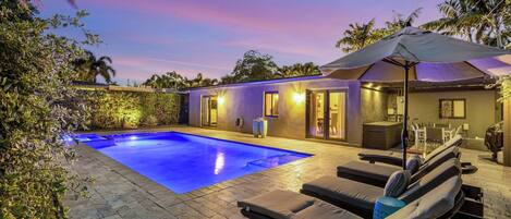 Utendørsbasseng og et oppvarmet basseng