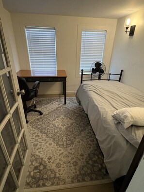 Iron/ironing board, WiFi, bed sheets - Charming 2-bedroom apartment in the Village of Warwick (Warwick)