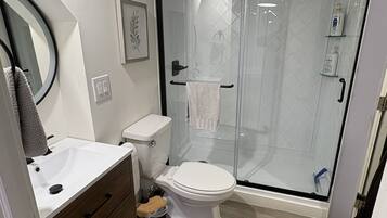 Doccia, asciugacapelli, asciugamani, sapone