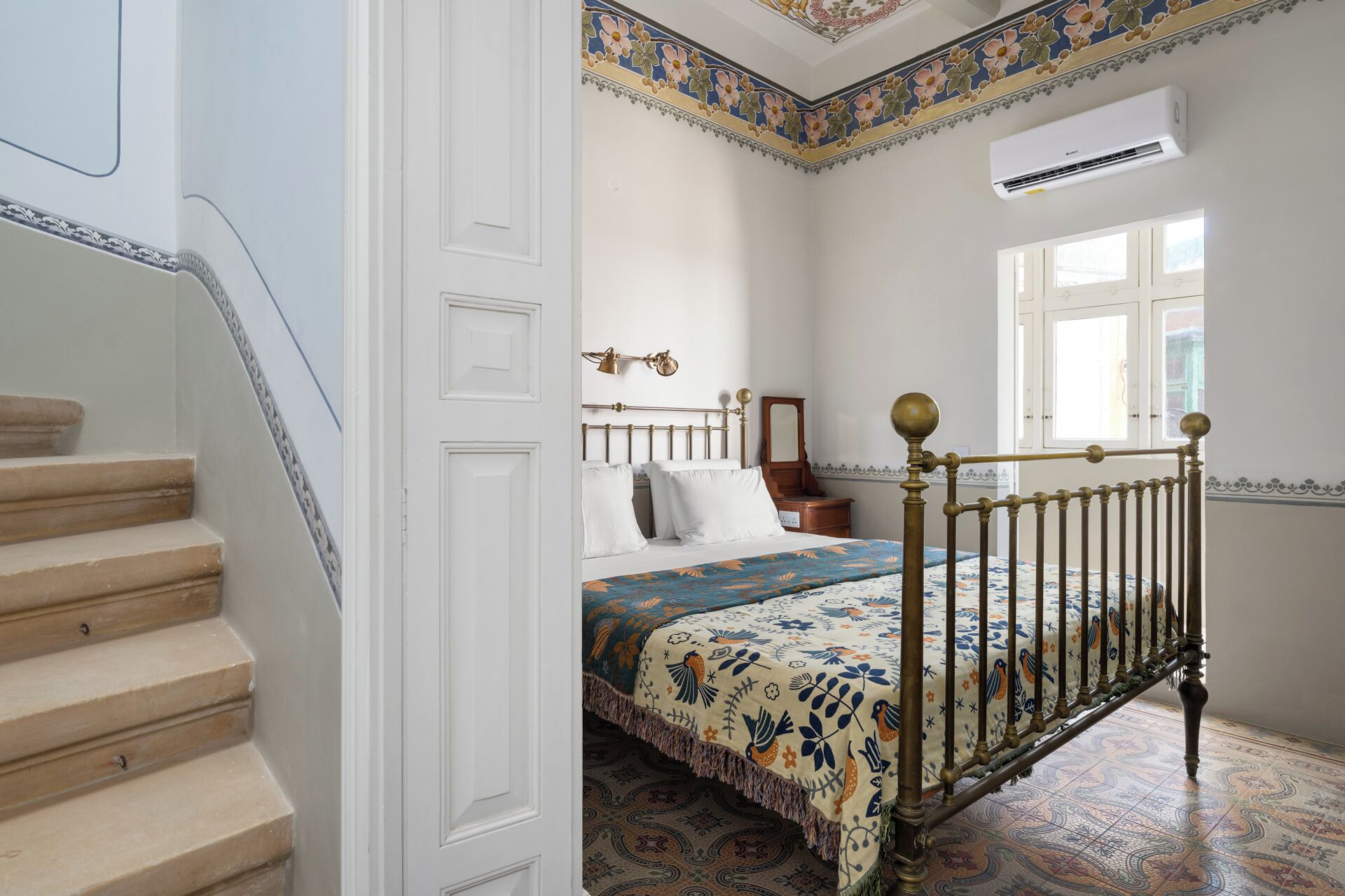 3 bedrooms, iron/ironing board, WiFi (free), bed sheets