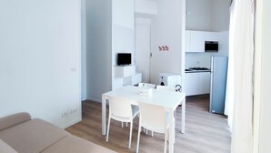 Apartment, 2 Bedrooms, Balcony, City View | Ruang makan