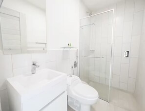 Een douche, een haardroger, handdoeken, zeep
