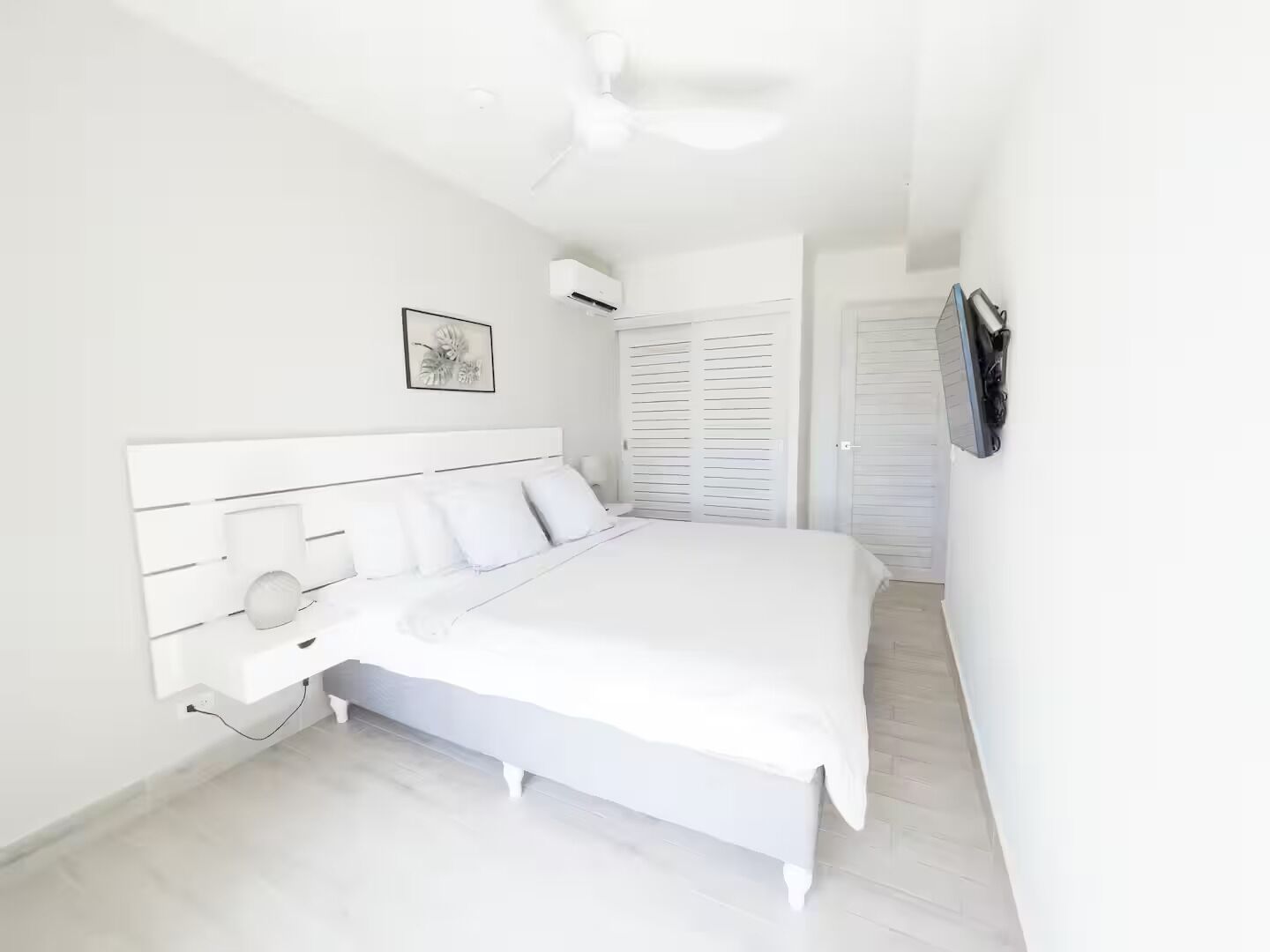 Tabla de planchar con plancha, wifi y ropa de cama 