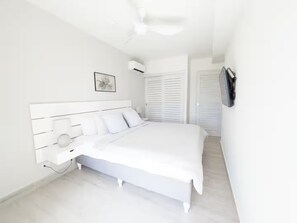 Tabla de planchar con plancha, wifi y ropa de cama 