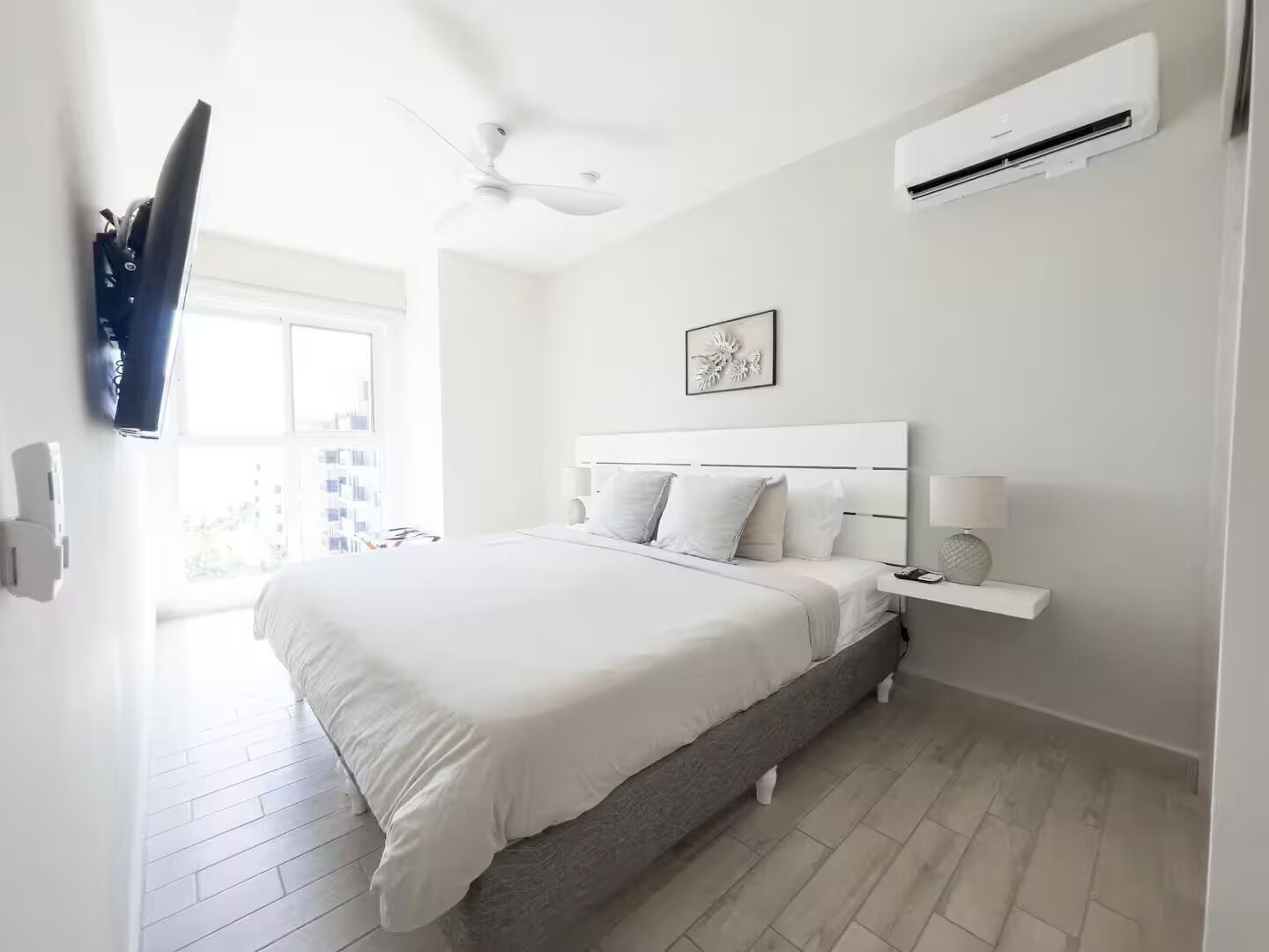 Een strijkplank/strijkijzer, wifi, beddengoed