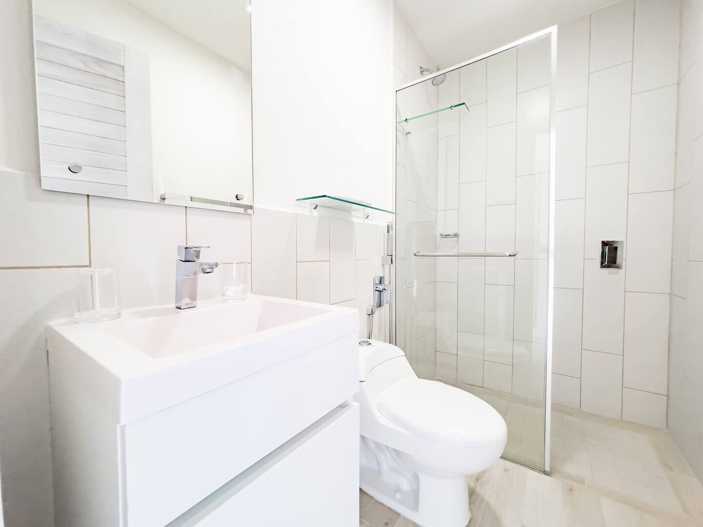 Een douche, een haardroger, handdoeken, zeep