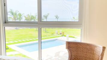 Een strijkplank/strijkijzer, wifi, beddengoed