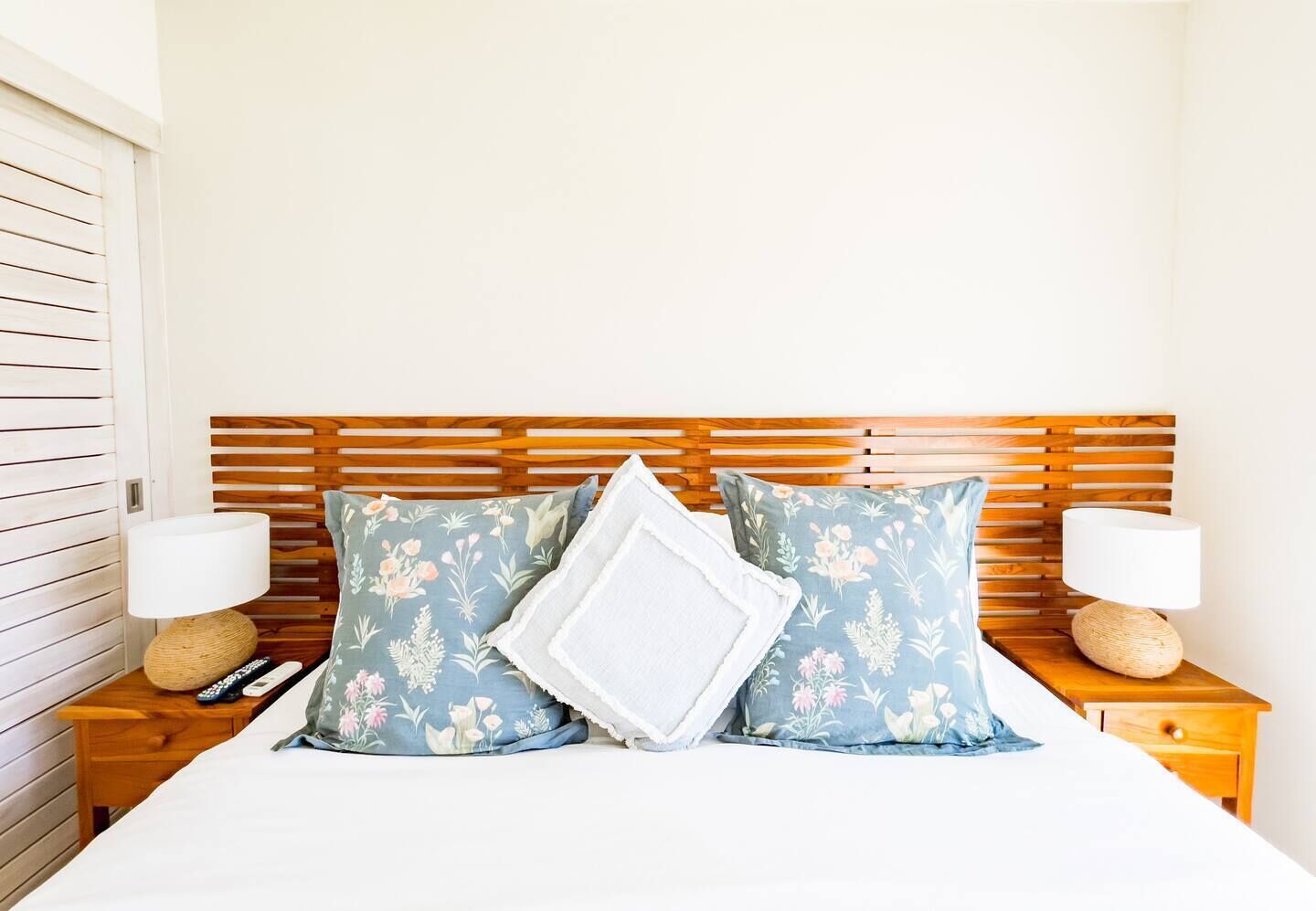 Een strijkplank/strijkijzer, wifi, beddengoed