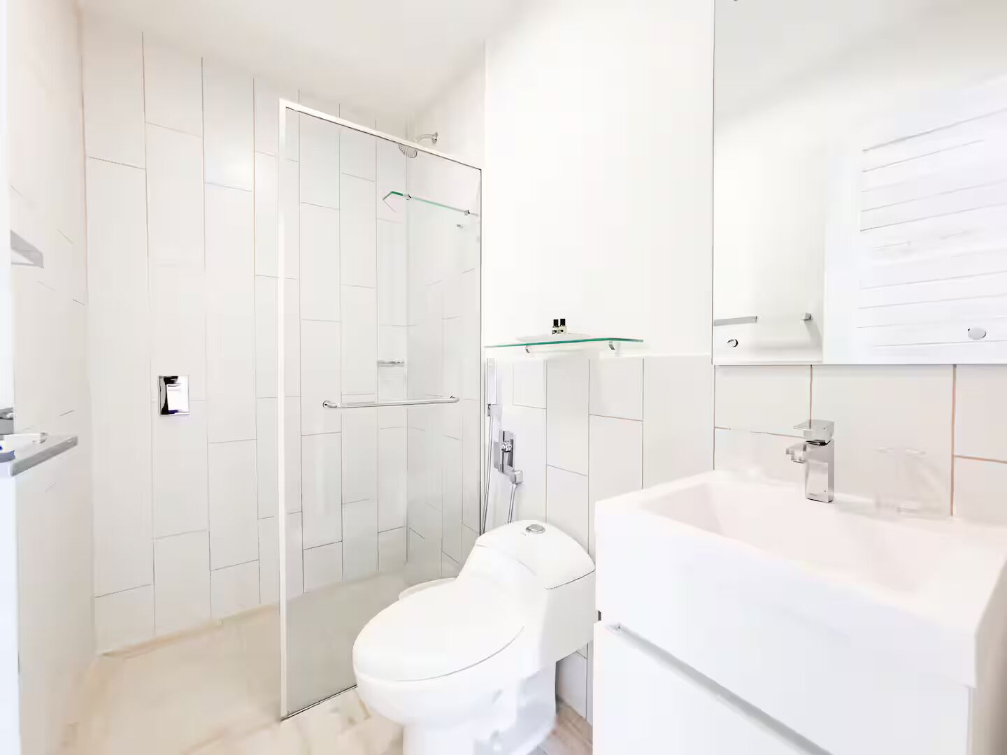 Douche, sèche-cheveux, serviettes fournies, savon
