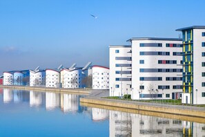 Shared Dormitory, 1 Bedroom, Smoking | Library - Room-luxury Home Near Excel London City (London)