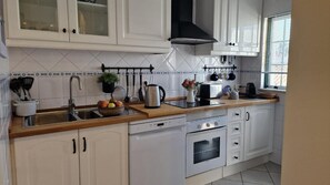 Fridge, microwave, oven, stovetop - Ria's Birds in Cabanas de Tavira – Comfort and Nature by the Ria Formosa (Cabanas de Tavira)