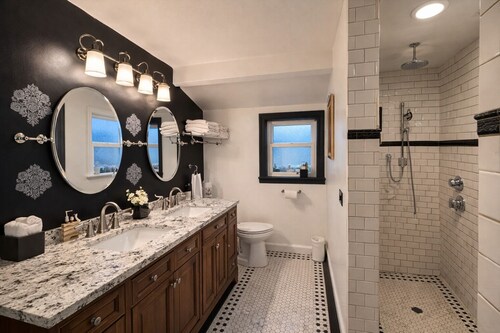 Charming 2-bedroom bed & breakfast in superb Seattle neighborhood