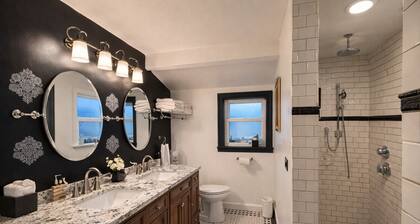 Charming 2-bedroom bed & breakfast in superb Seattle neighborhood