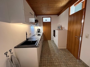 Frigorífico, horno, placa de cocina y lavavajillas