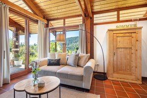 TV - Haus Galerie – Unique Three-Story Vacation Apartment by the Stream with Terrace, 2 Baths & Gallery (St. Blasien)