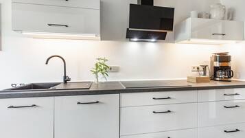 Coffee/tea maker, fridge, oven, stovetop