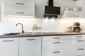 Coffee/tea maker, fridge, oven, stovetop - Haus Galerie – Unique Three-Story Vacation Apartment by the Stream with Terrace, 2 Baths & Gallery (St. Blasien)