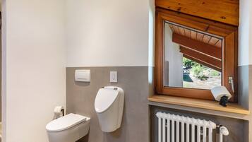 Dusche, kostenlose Toilettenartikel, Haartrockner, Handtücher