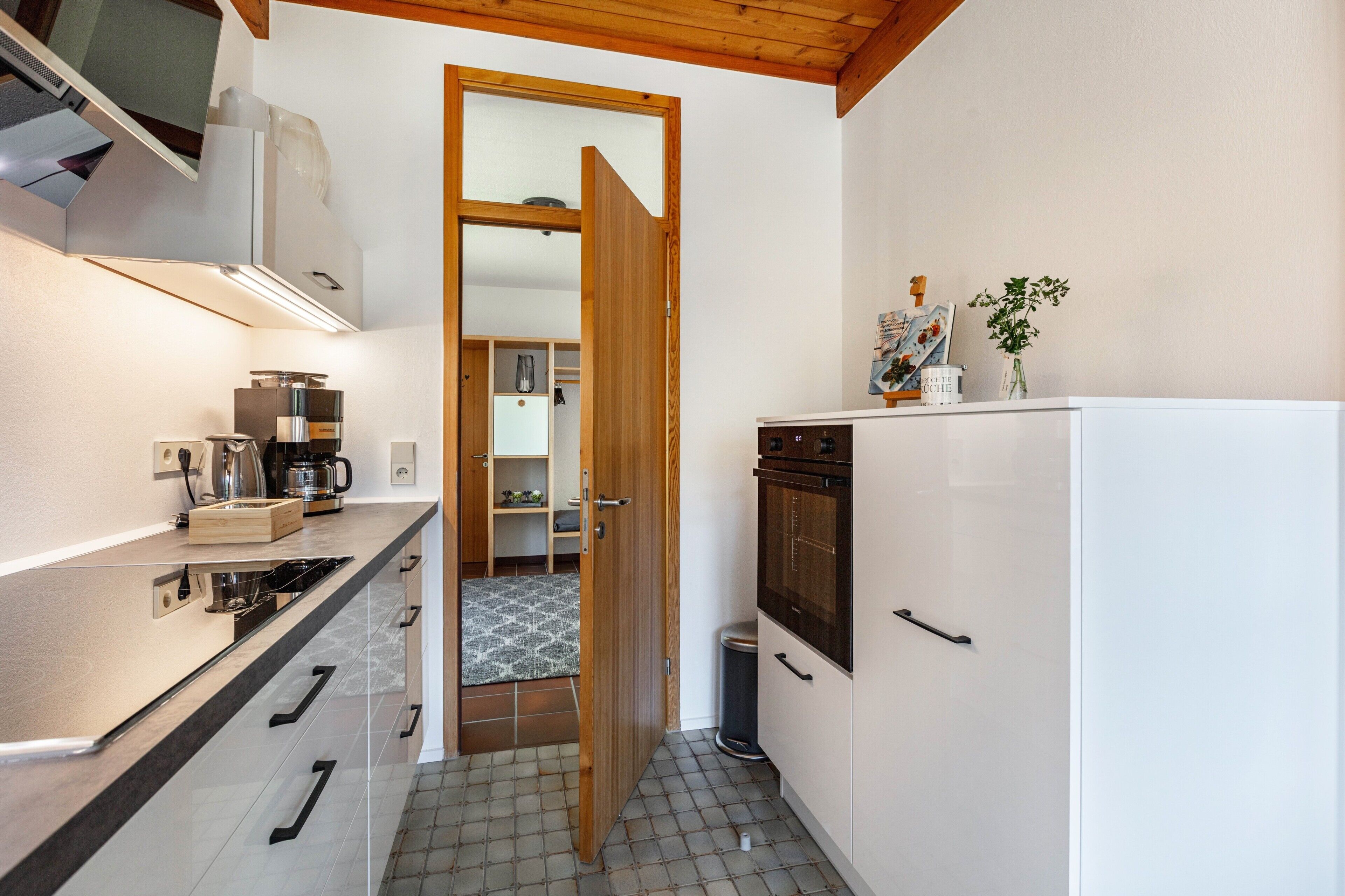 Wasserkocher mit Kaffee-/Teezubehör, Kühlschrank, Ofen, Herdplatte