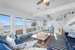 Smart TV, books - Beachfront | Direct Access | Front Row Views (Galveston)