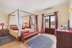 Een strijkplank/strijkijzer, wifi, beddengoed