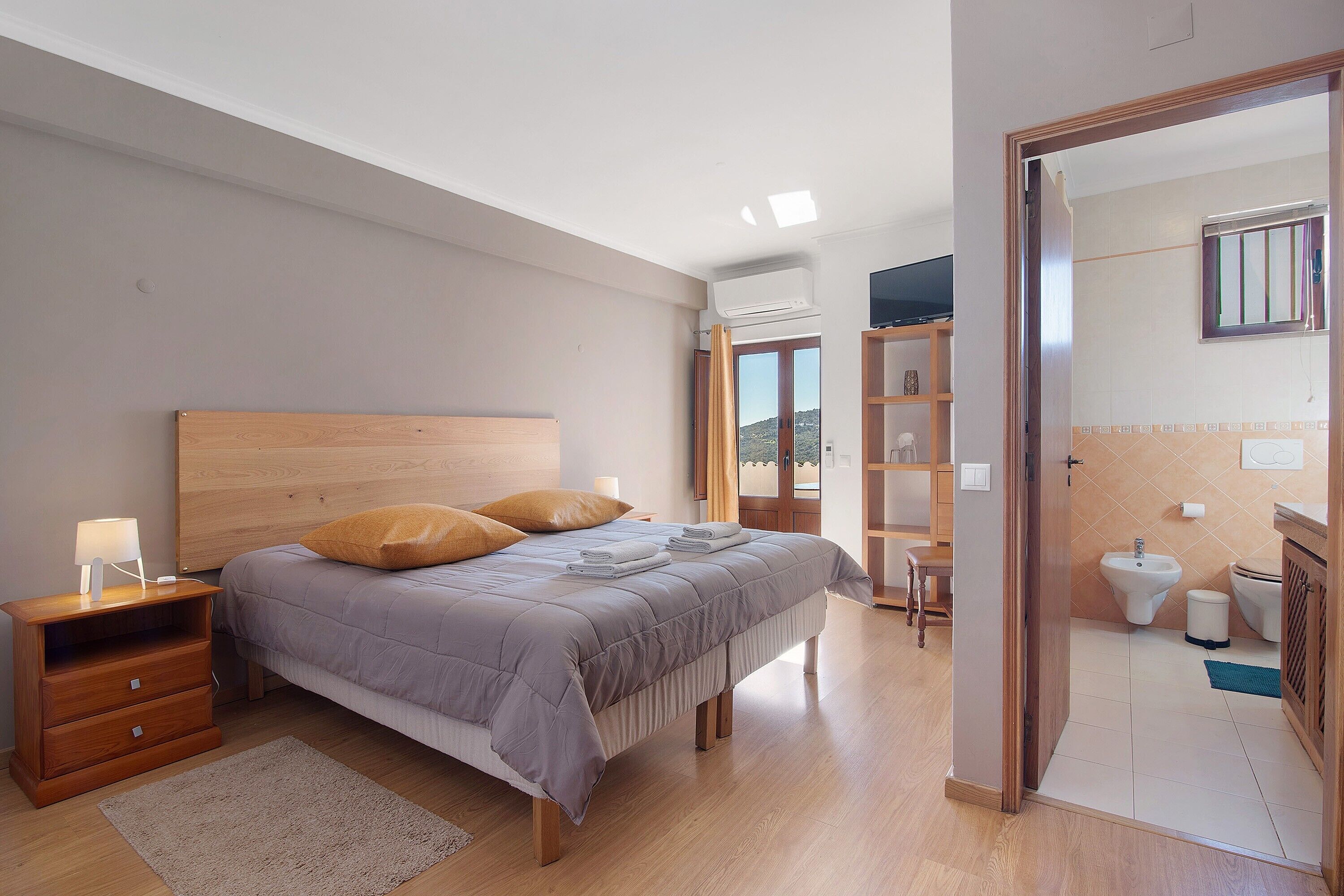 Een strijkplank/strijkijzer, wifi, beddengoed