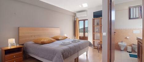 Een strijkplank/strijkijzer, wifi, beddengoed