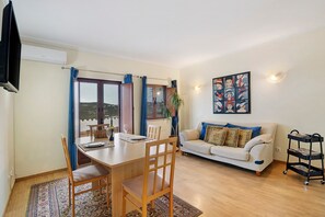 TV - Apartment 'Paz E Natureza 2' with Mountain View, Wi-Fi and Air Conditioning (São Brás de Alportel)