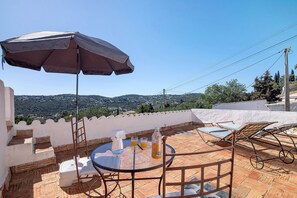 Outdoor dining - Apartment 'Paz E Natureza 2' with Mountain View, Wi-Fi and Air Conditioning (São Brás de Alportel)