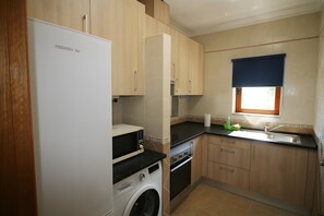 Kylskåp, mikrovågsugn, ugn och spishäll