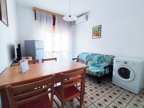 Apartamento, 2 habitaciones, balcón, vistas a la ciudad | Comedor