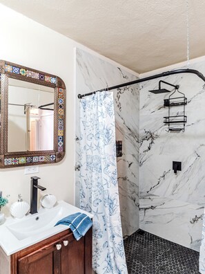Shower, hair dryer, soap, toilet paper - Enjoyable 3-bedroom beach house with AC in Bahía la Choya, Rocky Point (Bahía la Choya)