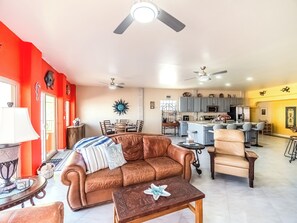 TV, fireplace - Enjoyable 3-bedroom beach house with AC in Bahía la Choya, Rocky Point (Bahía la Choya)