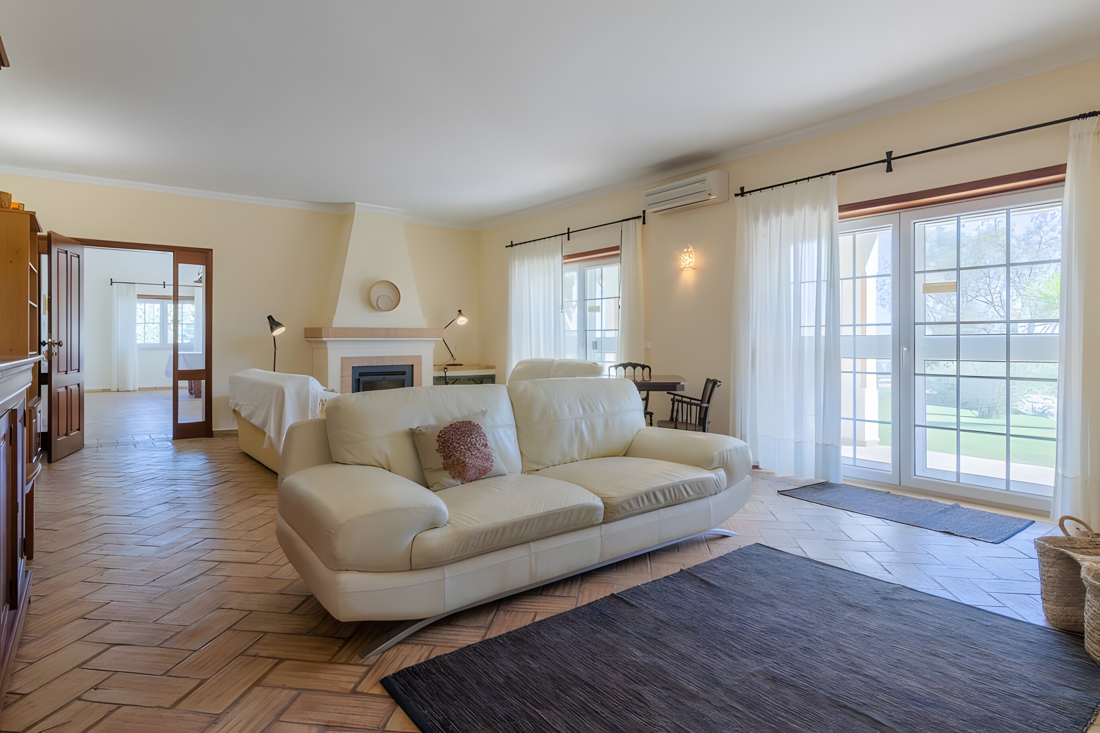 Télévision, cheminée, lecteur de DVD, table de tennis de table