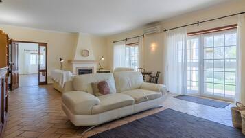 Télévision, cheminée, lecteur de DVD, table de tennis de table