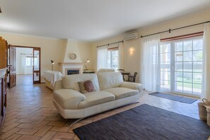 TV, fireplace, DVD player, table tennis