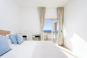 Tabla de planchar con plancha, wifi y ropa de cama