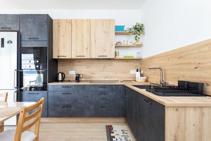 Microondas, horno, placa de cocina y lavavajillas