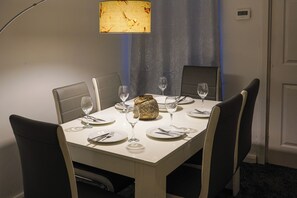 Dining - Modern Family Home in Rotherham, Long-Stay Friendly. (Parkgate)