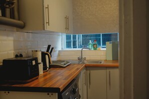 Four à micro-ondes, un four, surface de cuisson