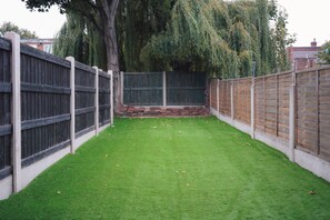 Property grounds - Modern Family Home in Rotherham, Long-Stay Friendly. (Parkgate)