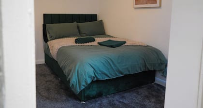 Modern Family Home in Rotherham, Long-Stay Friendly.