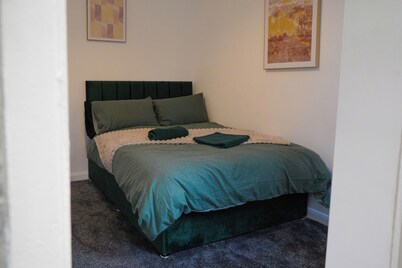 Modern Family Home in Rotherham, Long-Stay Friendly.