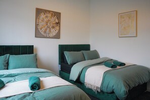 2 bedrooms, iron/ironing board, free WiFi, bed sheets - Modern Family Home in Rotherham, Long-Stay Friendly. (Parkgate)