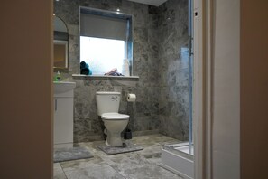 Hair dryer, towels, soap, toilet paper - Modern Family Home in Rotherham, Long-Stay Friendly. (Parkgate)