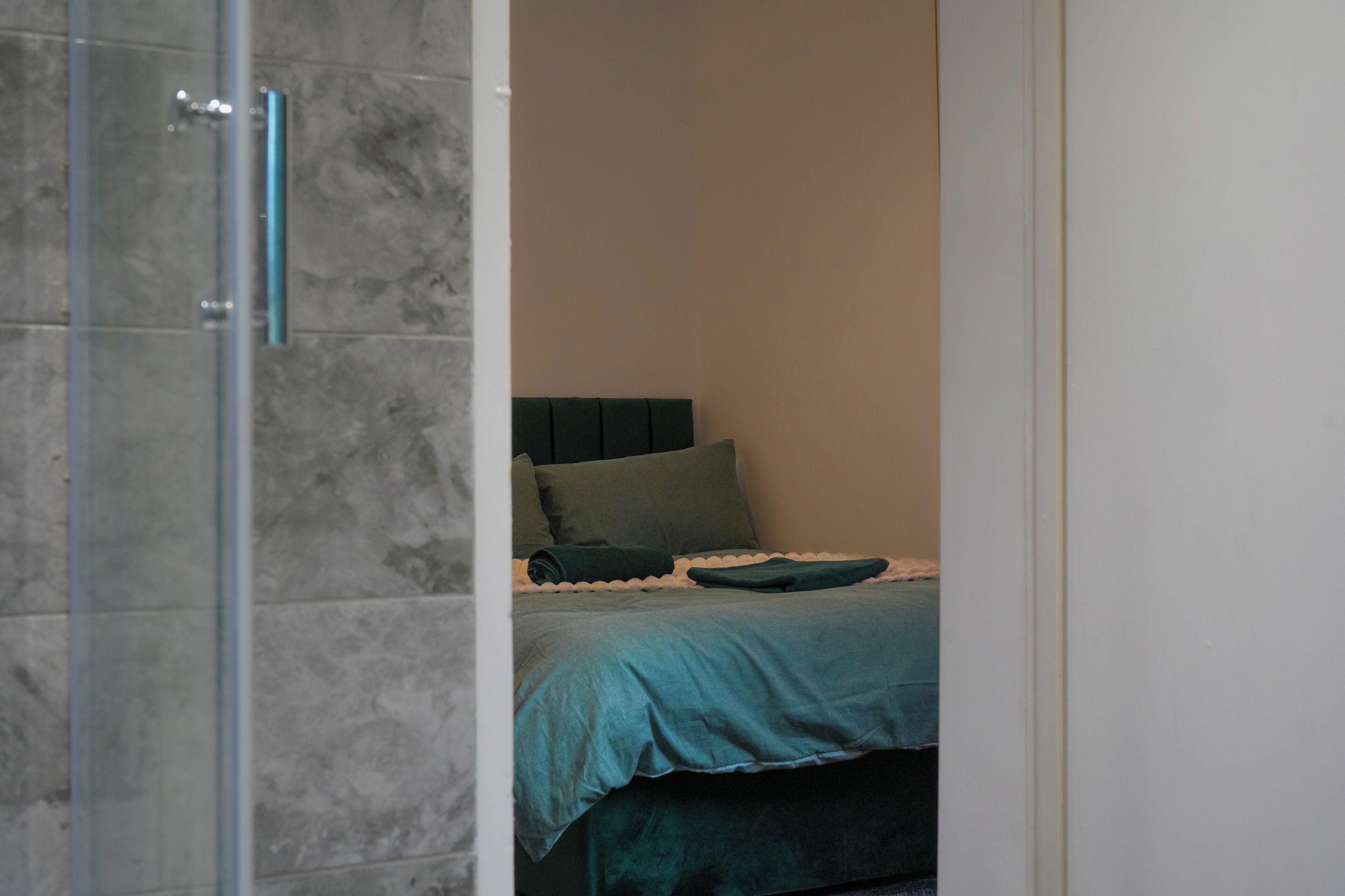 2 chambres, fer et planche à repasser, accès Internet, draps fournis