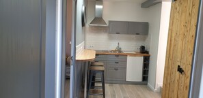 Refrigerador, microondas, parrilla de estufa y cafetera y tetera 
