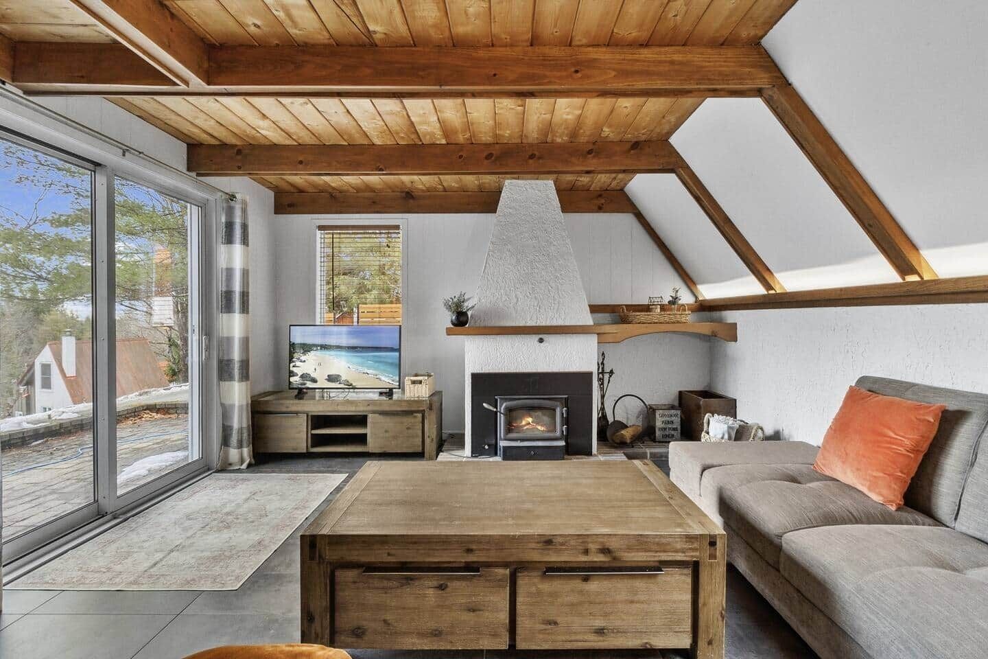 Salon (foyer au bois)